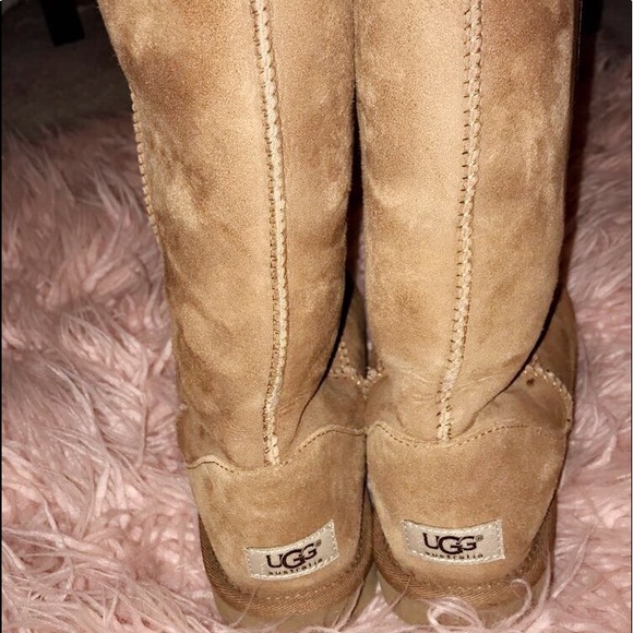 UGGS - Picture 3 of 5